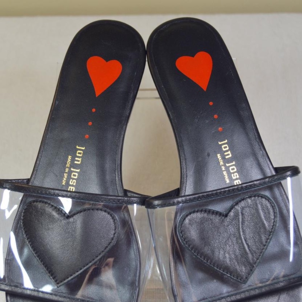 🏷️ NWT Black Nancy Sandals whimsical leather heart.